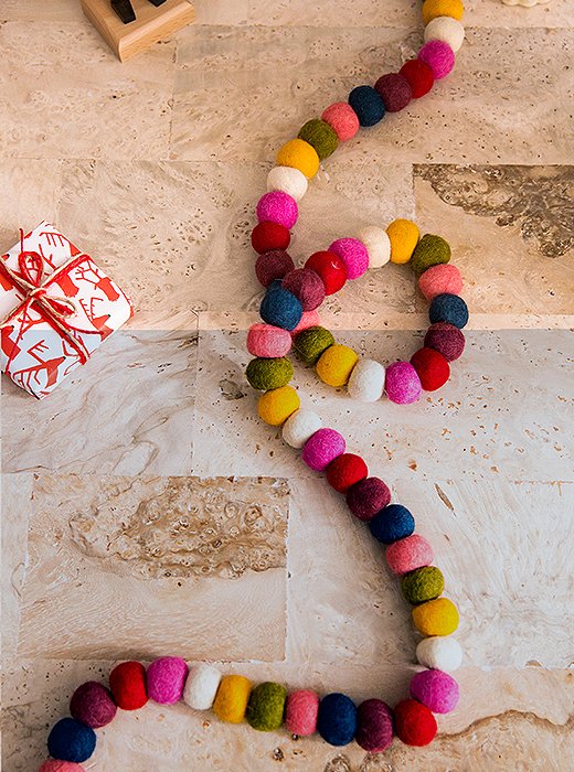 Another great project for the kids: making garland from colored felt balls. Easy!
