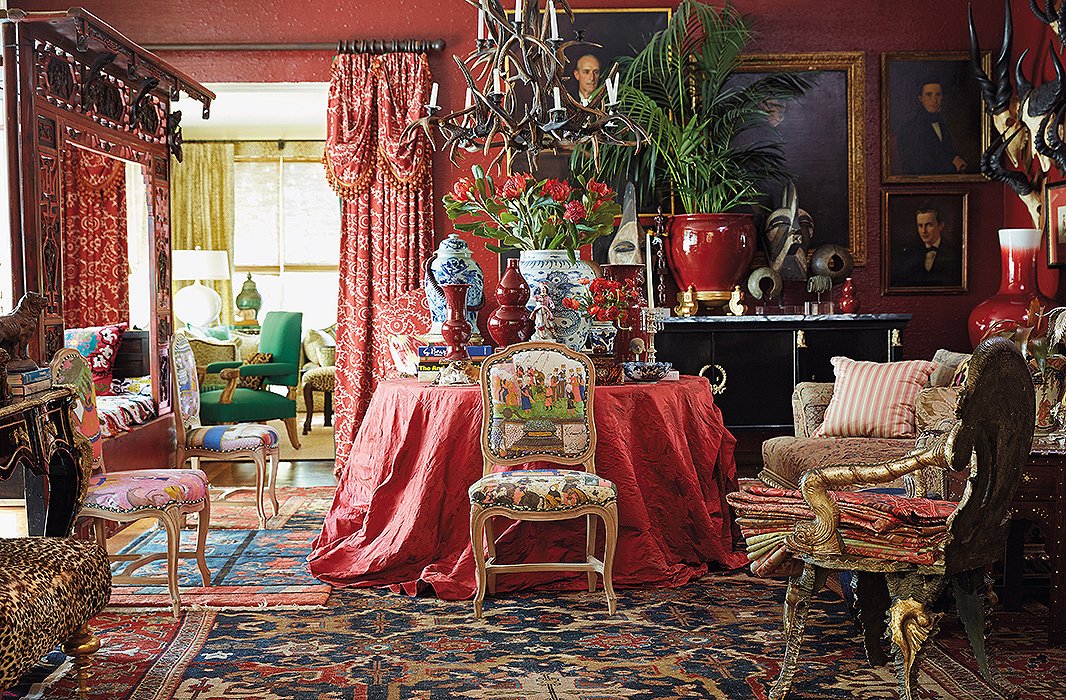 Michelle’s favorite shade is a rich vermilion—and in her Dallas library, she’s let the color flow from the walls to the furnishings to the floor. Amid the wash of color, a mix of worldly patterns feels unified.
