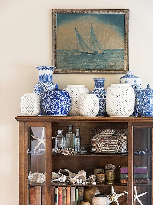 A china hutch that belonged to one of Matthew’s grandmothers has pride of place in the living room and is filled with blue-and-white porcelain from his other grandmother, antique books, and shells he and his husband have amassed over the years.
