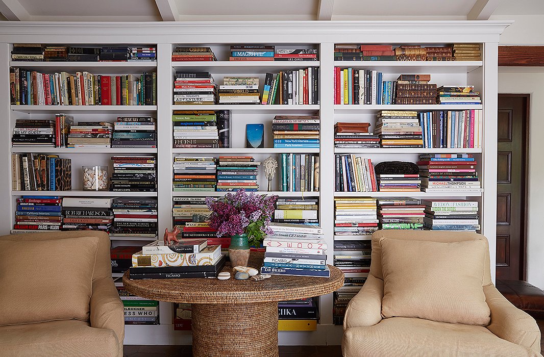 “It doesn’t matter if it’s modern or traditional, it just has to have the best lines,” says Kendall of her criterion when choosing furnishings. In the library, George Smith armchairs mix with a Moroccan rug and a mesmerizing mobile by Ken Korten.
