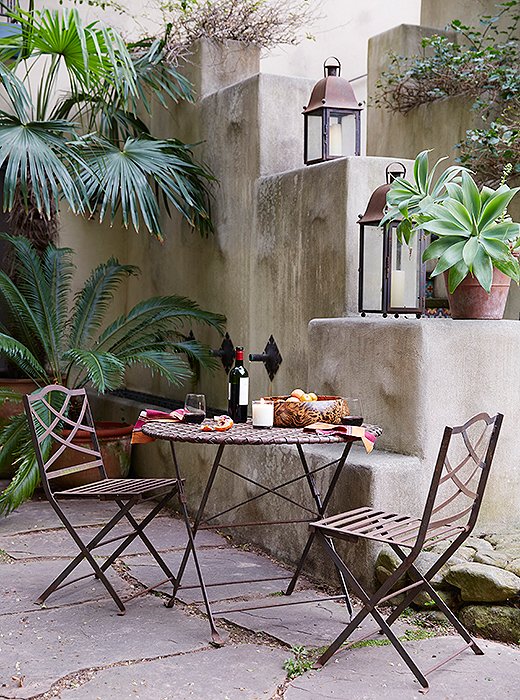 In one of the gardens, a bistro set stands ready for an idyllic rendezvous. “That’s David and my little spot,” says Kendall. “We like to sit there in the evening and have some wine.” A leopardwood bowl holds blood oranges from one of the citrus trees.
