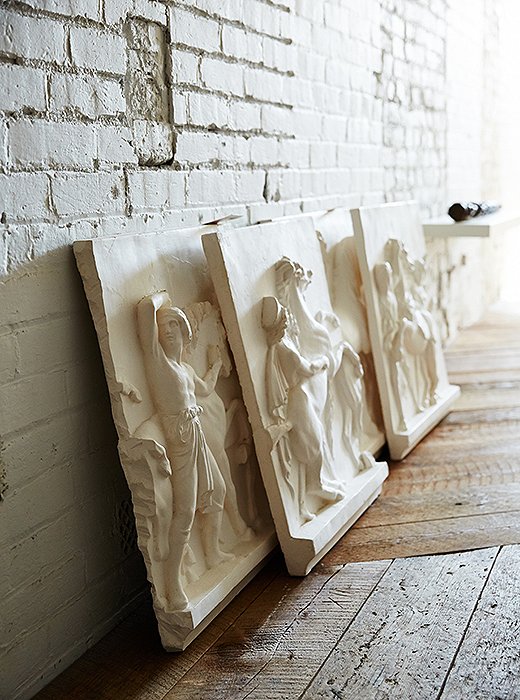 Darryl worked with Giannetti’s Studio, a local plasterer, on this set of cast friezes inspired by the painting Entry of Alexander into Babylon.
