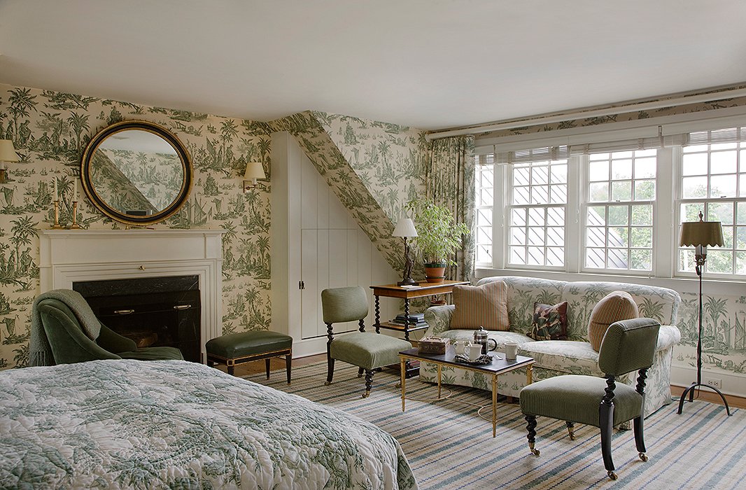 A repeated toile pattern in the Guest Room adds a traditional touch—and brings a bit of the property’s lush surroundings indoors.
