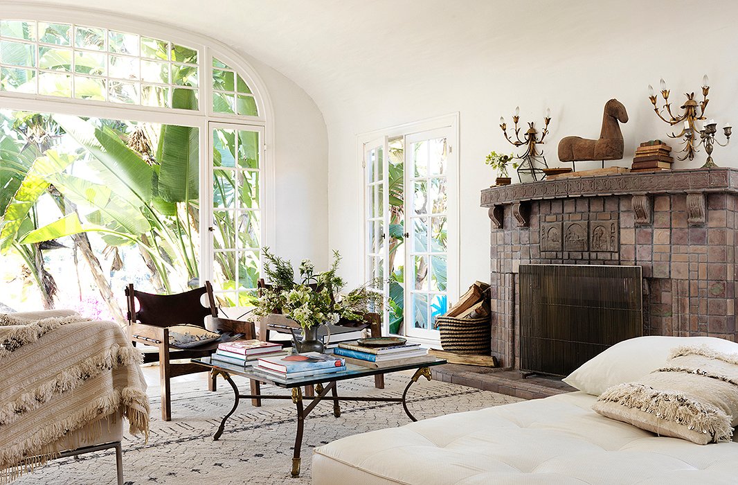 “When I finish a collection, my eye turns to my house,” says Heidi. “The inspiration doesn’t stop at work.” In the living room, texture and form converge to create an idyllic California hangout. The daybed is from a now-shuttered neighborhood shop, and the Moroccan rug was found on One Kings Lane.
