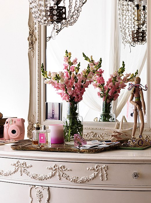 More femme touches adorn her daughter’s dresser—a find inherited from a former tenant. Heidi picks up sketching models whenever she finds them. “They’re used to practice drawing body poses,” says Heidi. “Hiver often asks, ‘Let’s draw this. Do you have a model?’ When she starts fashion sketching, she’ll have them.”
