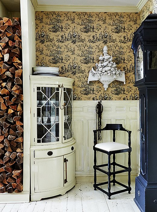 There are moments Darryl pushed his own boundaries, such as with this bold kitchen nook. “I am not generally a fan of vivid pattern, so this is a bit out on the limb, even for me,” he says of the toile-papered walls. “I often will use a bold pattern in an otherwise monochromatic house in a hall closet simply for the surprise of it.”
