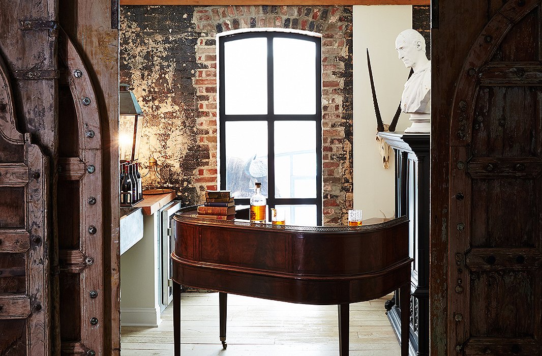 The cozy bar area, tucked away behind heavy wooden doors, exemplifies Darryl’s enduringly chic style—tranquil yet multilayered, polished yet rich with patina, impeccably curated yet lived-in—all chronicled in his books, The New Traditional and The Collected Home.
