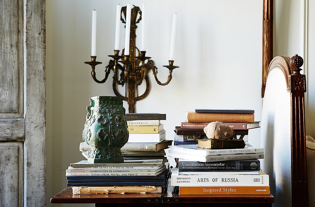 In the lower sitting room, small stacks of Darryl’s favorite art and design books are joined by an eye-catching bronze vase that was “a precious gift from my father.”
