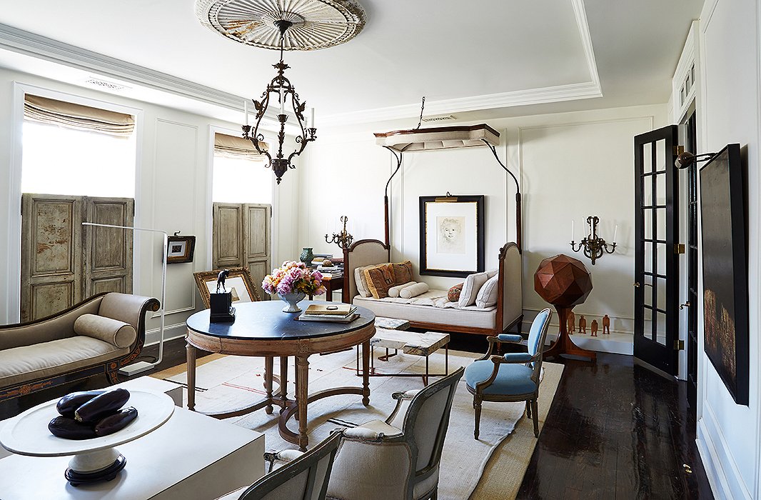 Above, the living room in interior designer Darryl Carter’s Washington, D.C. home. Photo by Frank Tribble
