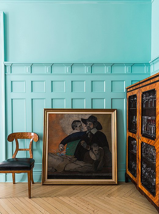 Roberta’s extensive—and wonderfully eclectic—art collection brings personality to every corner of her home.
