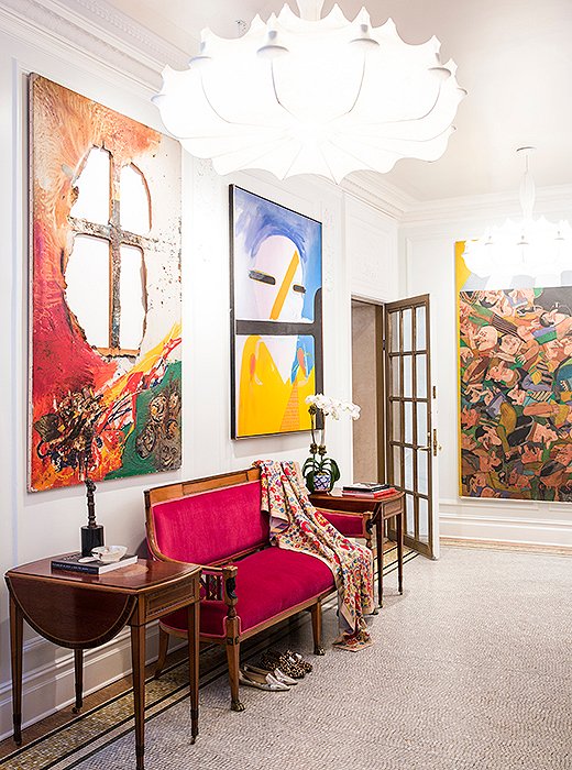 “The entrance to me is like an art gallery,” says Roberta of her apartment’s foyer, where several large works have pride of place. “You should be able to just sit down and look at the paintings if you want to.” Rich burnished woods and a velvet-upholstered settee—backed with a vintage Indian textile—warm up the crisp white walls and mosaic-tile floor.
