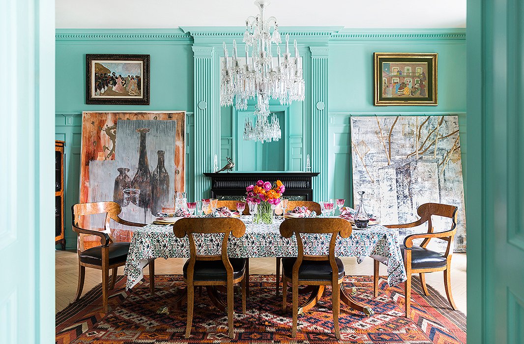 The Freymanns love to entertain, so a proper dining space was a priority. A striking Baccarat crystal chandelier (found at auction and once owned by the Mexican movie star María Félix) presides over lively dinner parties, where Roberta, an avid cook, serves up seasonal favorites—fresh fish in summer, pastas and risottos in winter.
