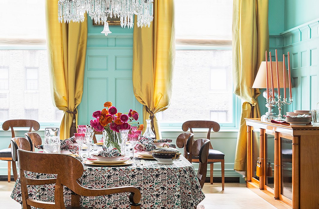 On the table, Roberta pairs heirloom china and crystal with colorful block-print linens from her Roller Rabbit line.
