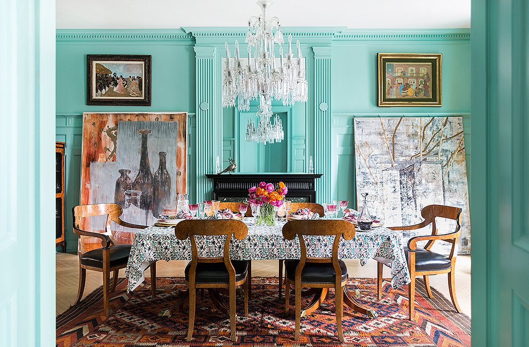 The lean isn’t just for smaller pieces; try it out with oversize art for a boldly beautiful approach. Photo by Lesley Unruh. 
