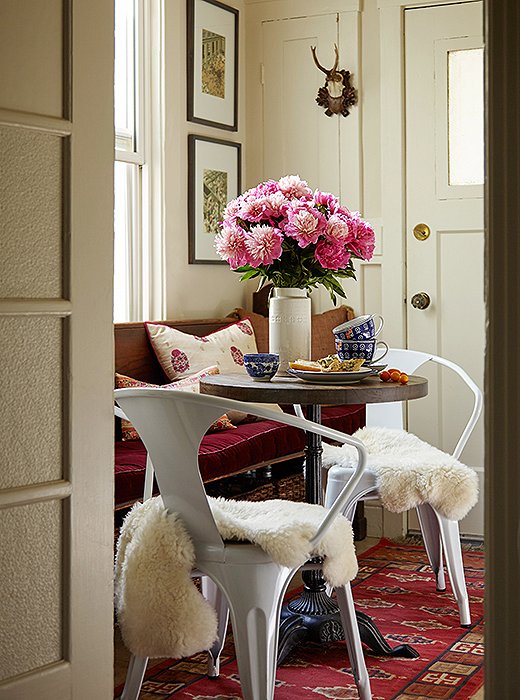 “Up until recently, we were pretty hard-pressed for space, but then we ended up tucking baskets pretty much everywhere in the kitchen. There are five baskets underneath the pew, and that was wasted space before,” the decorator tells us. “We use them to store a lot of things like tons of Pellegrino or party essentials that aren’t used on a regular basis.”
