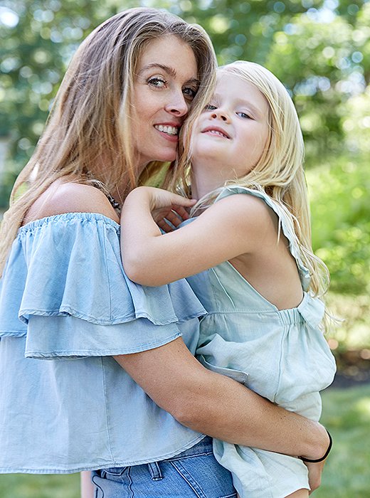 Jennifer and her four-year-old daughter, Tallulah, are effortlessly beautiful in coordinating chambray and blue linen outfits.
