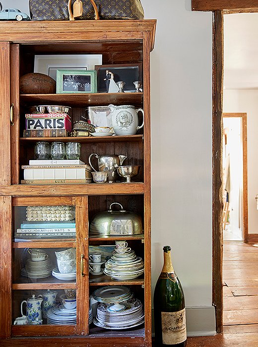 Jennifer’s wooden china cabinet is a score from her favorite local design shop, Beall & Bell. “I have so much china, hotel silver, and vases that I sort of style every weekend I’m there, depending on my mood,” she says. “I always have to see what I have, or I forget.”
