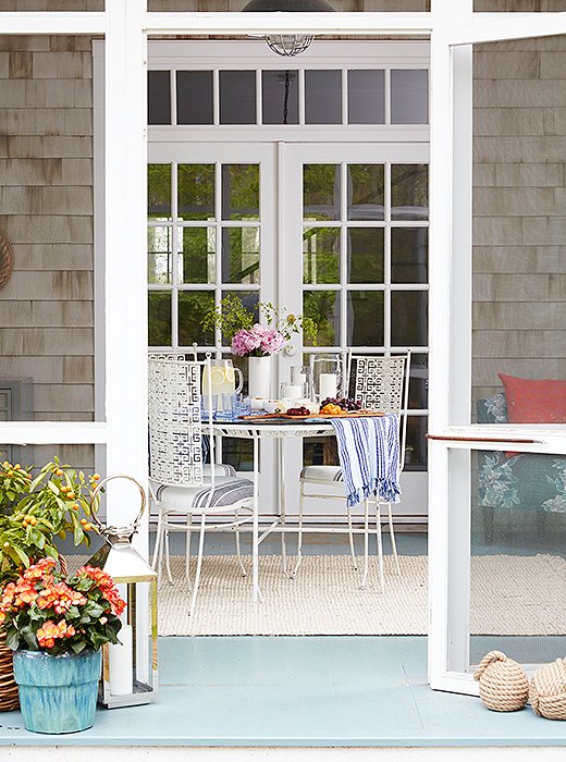 In picture-perfect Hamptons form, the designer accessorized her stoop with potted flowers, lanterns, and nautical rope door stoppers.
