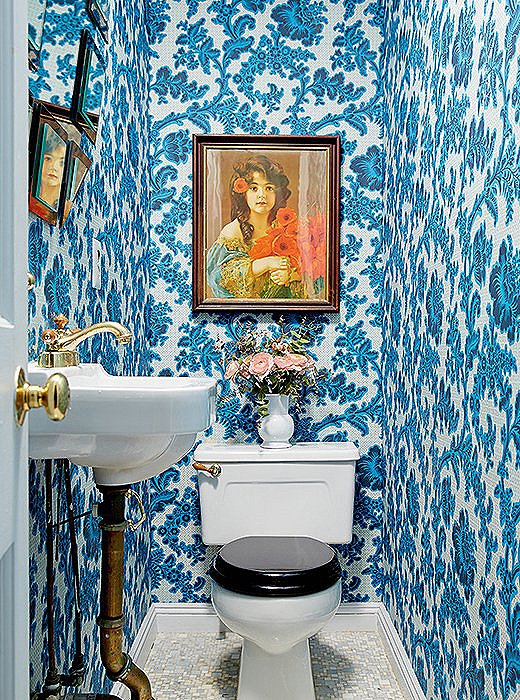 bold decorating ideas for small bathrooms