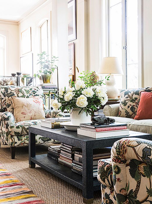 Julia upholstered a pair of large armchairs in her more casual living room in her favorite crewelwork fabric. “I’m mad for the Bennison linen that covers that pair of chairs,” she says. “I carried a swatch of that linen around for 20 years until I had a house that was right for it and a place to use it.”