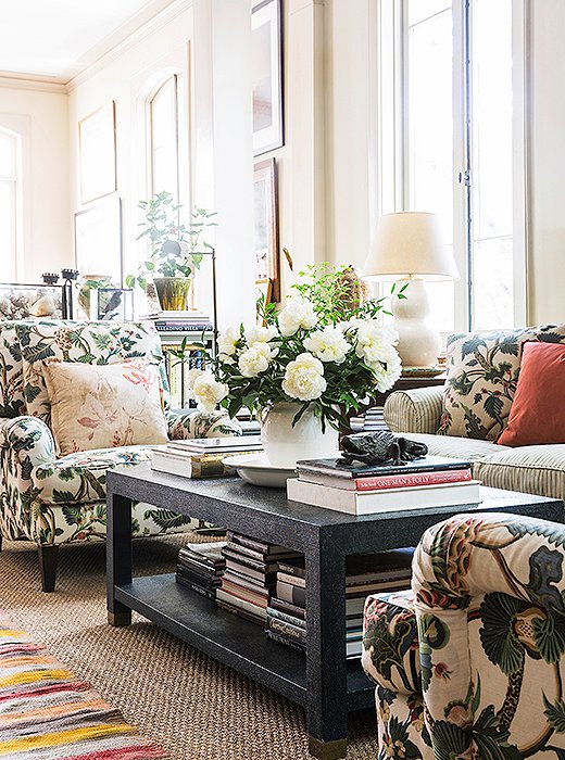 Julia upholstered a pair of large armchairs in her more casual living room in her favorite crewelwork fabric. “I’m mad for the Bennison linen that covers that pair of chairs,” she says. “I carried a swatch of that linen around for 20 years until I had a house that was right for it and a place to use it.”
