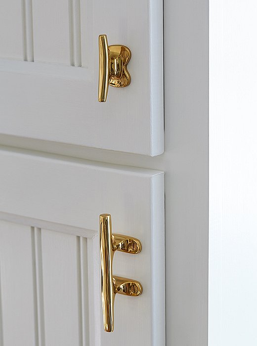 Surprise—these door handles are actually brass boat cleats, repurposed for everyday function. They’re just one more example of how the designer subtly nodded to Nantucket’s rich heritage.
