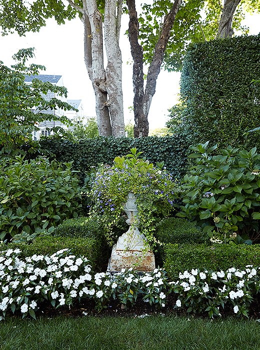 The flower-filled garden connects Elizabeth’s abode to her parents’ main house. And it’s her parents, at least partially, she has to thank for her career. “I worked for an interior designer here in the summers when I was growing up,” she recalls. “My parents said, ‘You have to get a job!’ and my mom helped find it for me. At first I hated it, but when the next summer came around, I went back. I stayed with it, and I ended up really loving it.”
