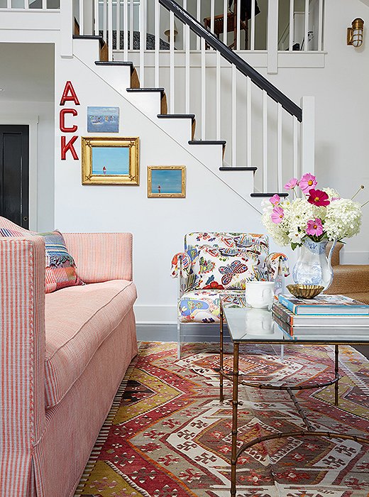 Elizabeth’s pro touch is evidenced in her ability to make a Josef Frank butterfly-print chair coexist peacefully with an equally lively kilim rug and a striped sofa. That this is a vacation home allowed her to really up the color and pattern ante plus let her more eclectic side play out. Cue the letters spelling out “Ack,” which is actually a nickname for Nantucket, not an expression of annoyance.
