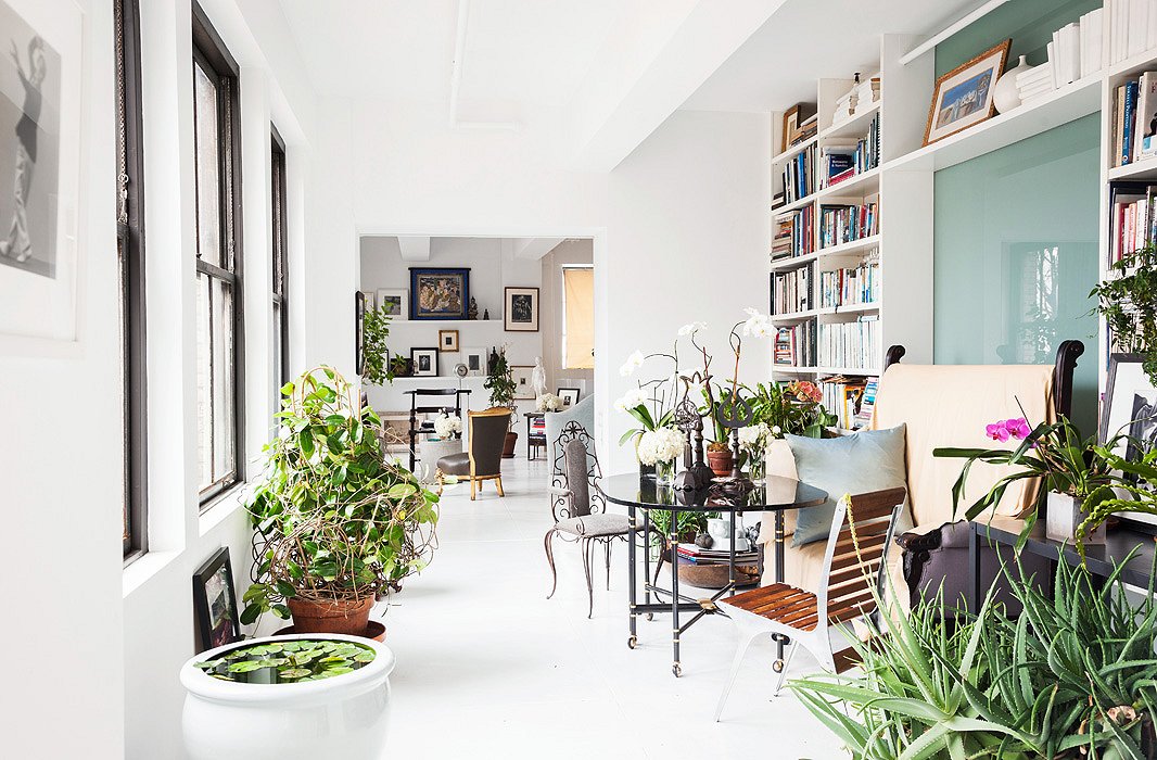 Another plant-filled nook in Vicente Wolf’s loft. Photo by Lesley Unruh.
