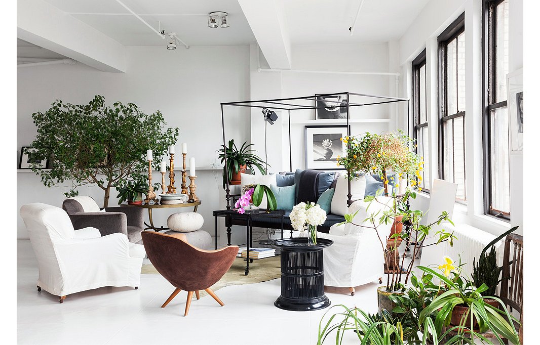 Filled with plants and light, designer Vicente Wolf‘s serene loft space speaks to the principles of feng shui. Photo by Lesley Unruh.

