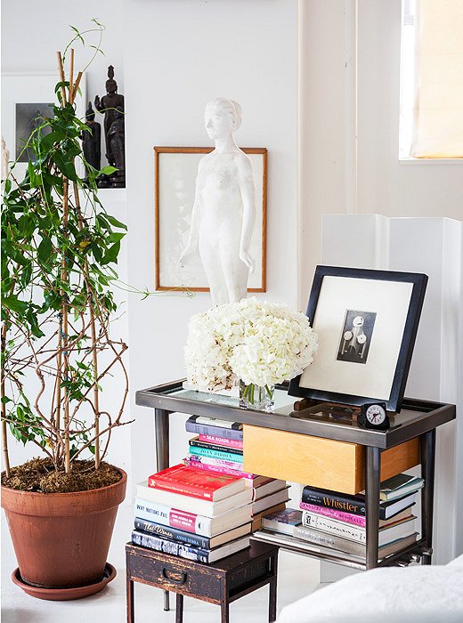 Designed by Vicente, the bedside table provides ample space to hold his latest reads in addition to a few choice pieces from his sculpture and photography collection.
