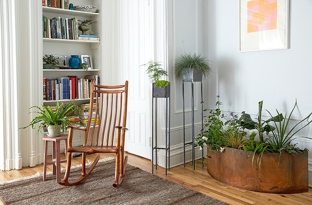 This nook used to be littered with toys. Now you could almost call it a garden and a library in one. The shorter plant stand has a foresty pairing of asparagus fern and Scotch moss. The taller one contains Festuca idahoensis (also called siskiyou blue), which I love for the almost powdery tone of its blue-green grasses. In addition to the plants here, Amanda says that elephant ears work wonderfully in shady areas.
 
