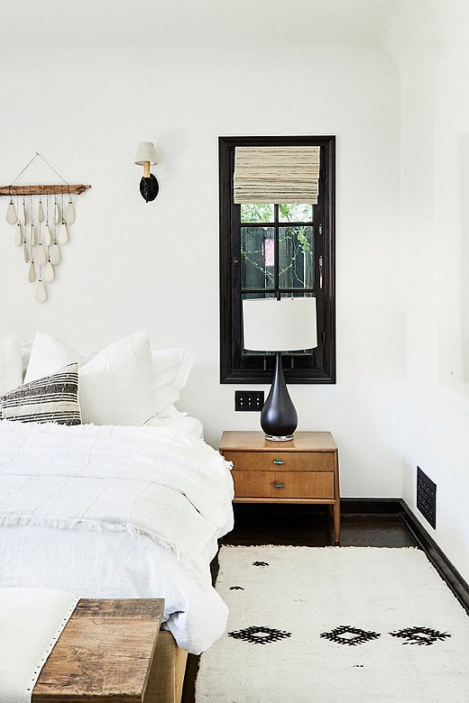 Abigail wanted to go totally calm in her master bedroom. Tammy incorporated striped textured pillows, a bench, and other natural elements that are all iconic pieces of the Fragments Identity aesthetic.
