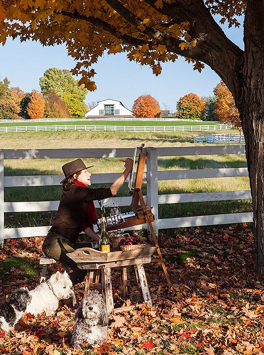 “I’m always asking, How am I going to express myself and get closer to flowers and plants and nature?” Carolyne says. She recently hit on painting—which she does here, in a photograph from At Home in the Garden.
