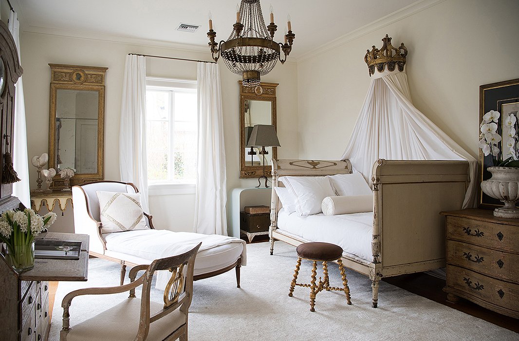 The guest room seems redolent of a French château, yet if you look closely, Tara has balanced the haute French design—the Directoire bed, the 19th-century chaise—with refreshing contemporary pieces like an opaque glass console.
