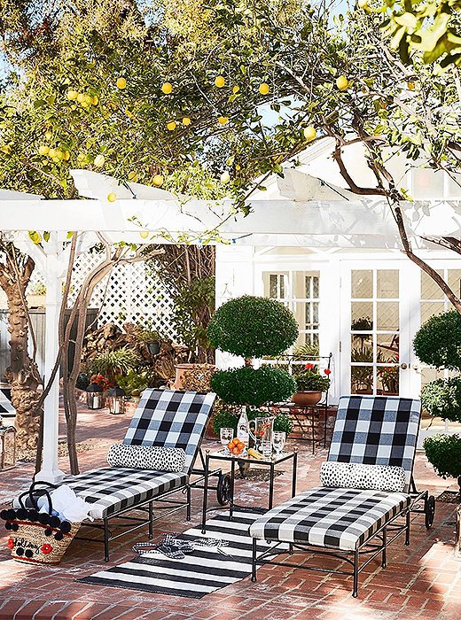 A sunny day, poolside, dressed in gingham. Is there anything better? Photo courtesy of @treasurebite.
