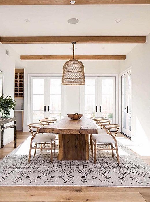 West Coast ease meets Scandinavian simplicity in this delightfully bright dining room. Photo courtesy of @onekinddesign via @austarchitect.
