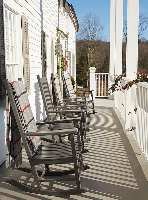 On the inn’s front porch, which mimics that of historic Mount Vernon, a row of gray rockers with wool blankets beckons.
