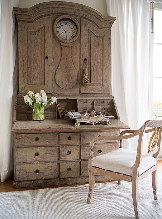 Tara keeps her stationery inside this 18th-century Swedish secretary. She likes to write her notes in the guest room—and loves that, once she closes up the desk, everything’s hidden: “I’m big on storage and love anything with a drawer. It means you can tidy up quickly.”
