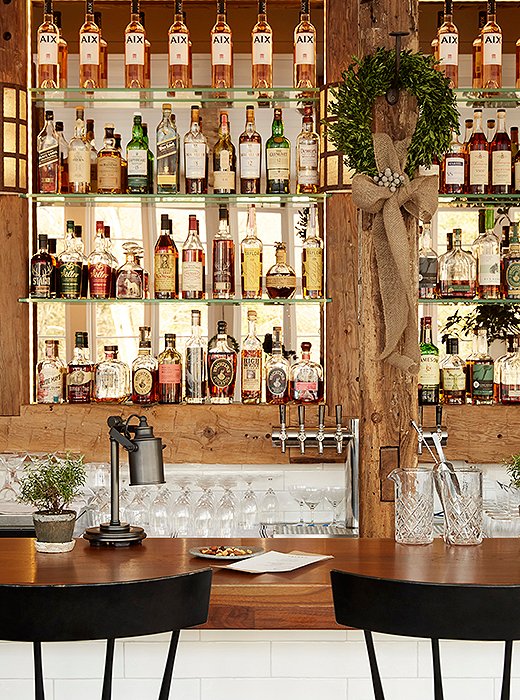 A bar perfect for a solo meal or for a signature Grayhound cocktail—made with Ketel One vodka, grapefruit juice, and fresh rosemary—while you wait.
