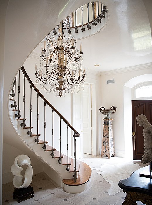 Tara wanted to balance the house’s austere facade with a comfortable, light feeling inside. For the foyer, she chose Venetian plaster for the walls. It’s glossy, textured, and easily repairable—important for such a high-traffic space.
