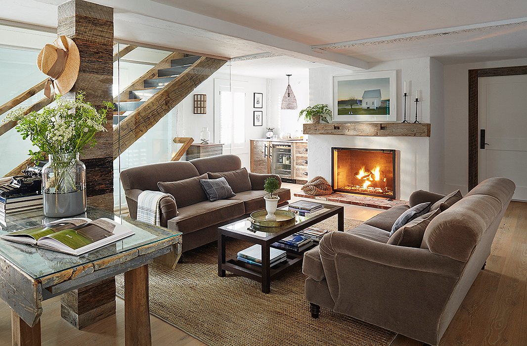 In the lobby, velvet sofas are paired with more-rustic touches, such as a Tucker Robbins stump table, a jute rug, and wide-plank floors.
