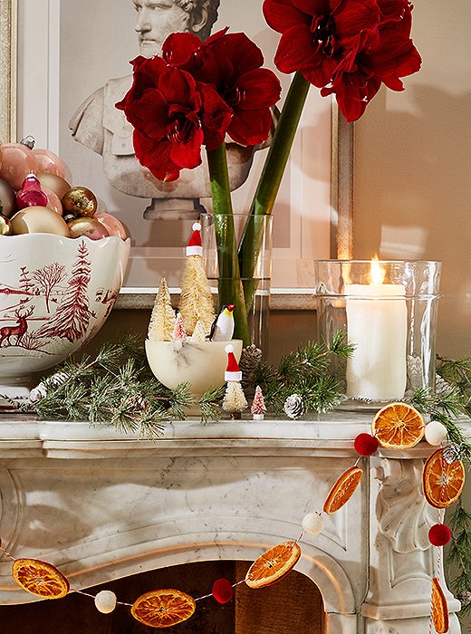 Bold florals, Juliska serveware, and even more wintry creatures make for a very merry scene. 
