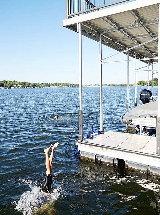 Nothing compares to summer on the lake—just witness this dive— but even in the winter, the water sees its share of action. “When it freezes, there’s iceboat sailing. It’s really fast, almost scary,” says Barbara. “The people who live on this lake are really world-class sailors. They go to competitions all over the world, and when it’s frozen so they’ll sail iceboats on big rudders. You really have to like speed to dare to go on one of them.”
