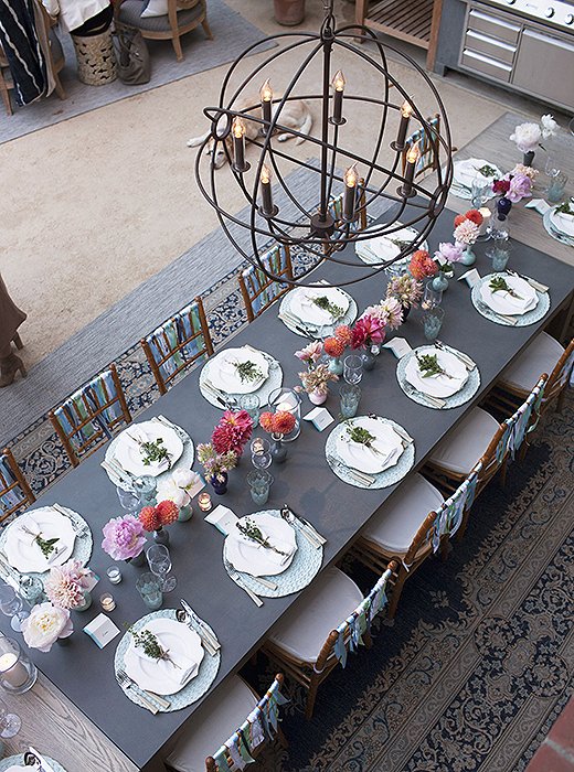 An industrial pendant hung over the dining space provided additional elegant lighting from above.
