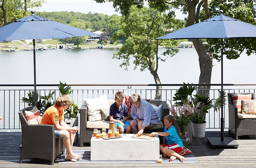 When Barbara gets some downtime, she enjoys sitting outside in the evenings with her husband and a glass of wine. Decorating the area was a no-brainer because she had all the furniture from her previous home. That said, she couldn’t resist the temptation to change things up at least a little, so out went the old red umbrellas and in came the blue ones—perfect for the lakefront setting. “The boats have blue ladders, and the docks have blue supports, so I said, ‘Okay. Let’s do a navy blue and tie everything together.’”
