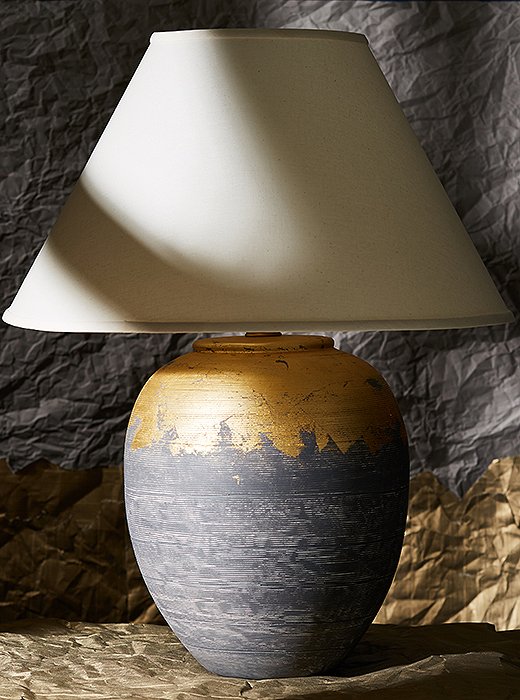The Elsa is our glamorous update of the classic urn lamp. Handmade of high-quality ceramic, it’s available in five finishes, featuring luxe gold-leaf drips and rich ombré hues.

