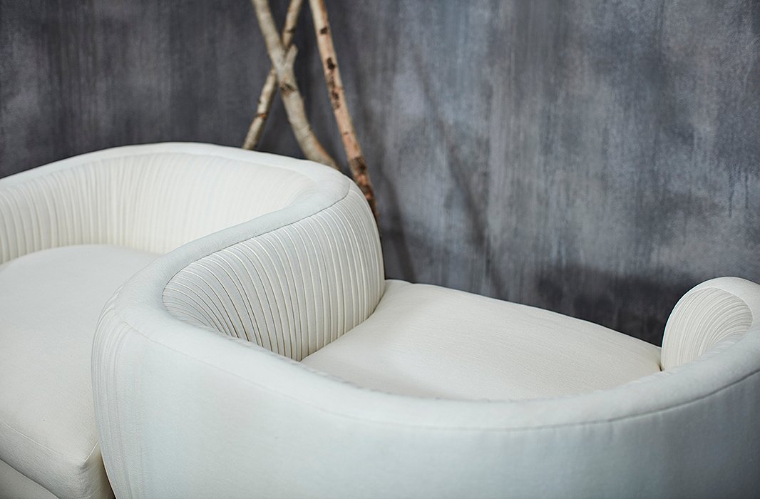 With its two opposite-facing seats and beautifully curved shape, the Clio tête-à-tête encourages comfy conversation.
