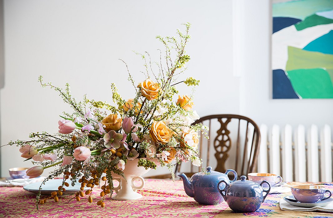 Something about this super-feminine arrangement calls for tea.
