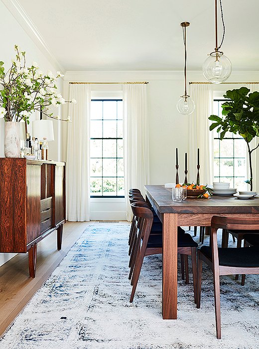 “I grew up in Malibu, so I’m a beach girl at heart and like things to feel laid-back with comfort and style,” says Jennifer, whose dining room (also painted Benjamin Moore’s Swiss Coffee) embodies her chilled-out design sense and comes across feeling as breezy and cool as a summer evening.
